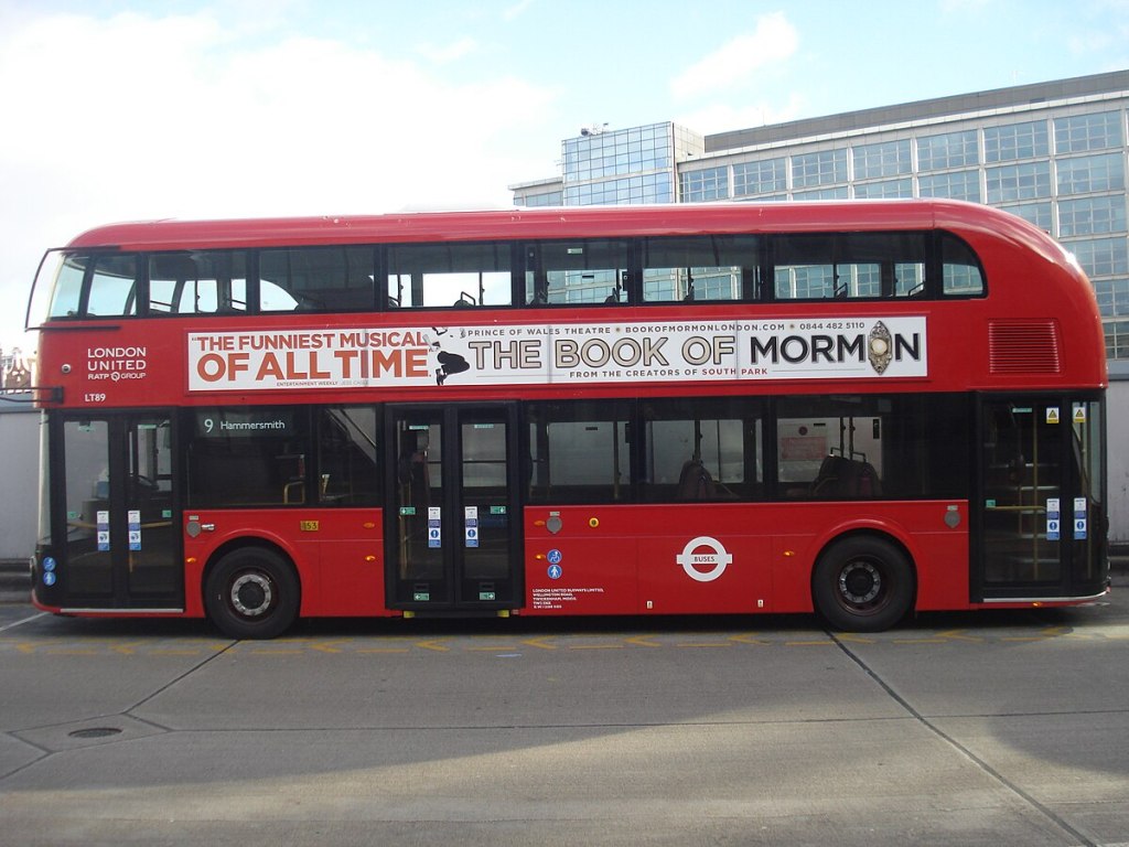 Un autobus rosso a due piani di Londra, con pubblicità per il musical 'The Book of Mormon'.