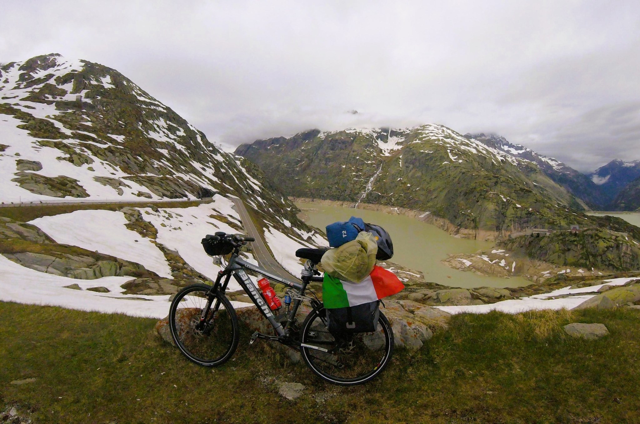 Bicicletta carica davanti a un lago alpino
