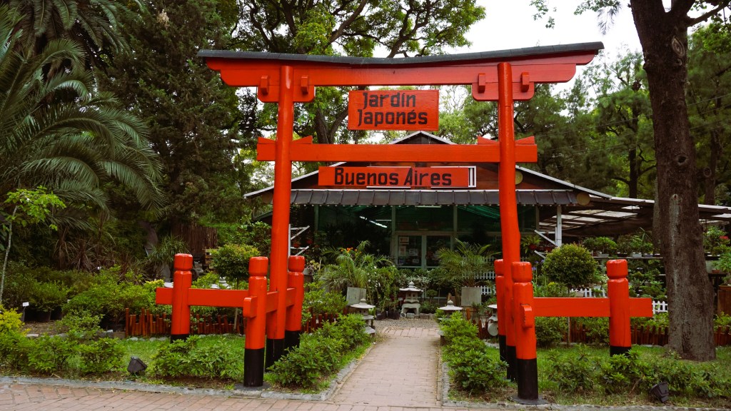 Entrada al Jardín Japonés en Buenos Aires, con un arco de torii rojo rodeado de vegetación.