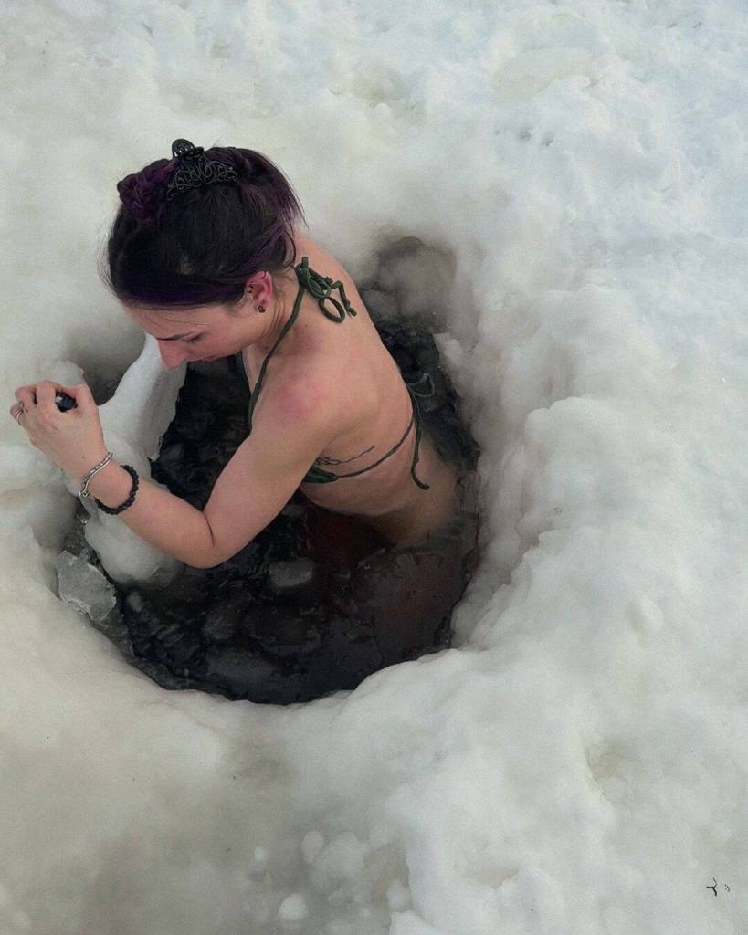 Eva nell’avanto, il buco nel ghiaccio del mare dopo la sauna