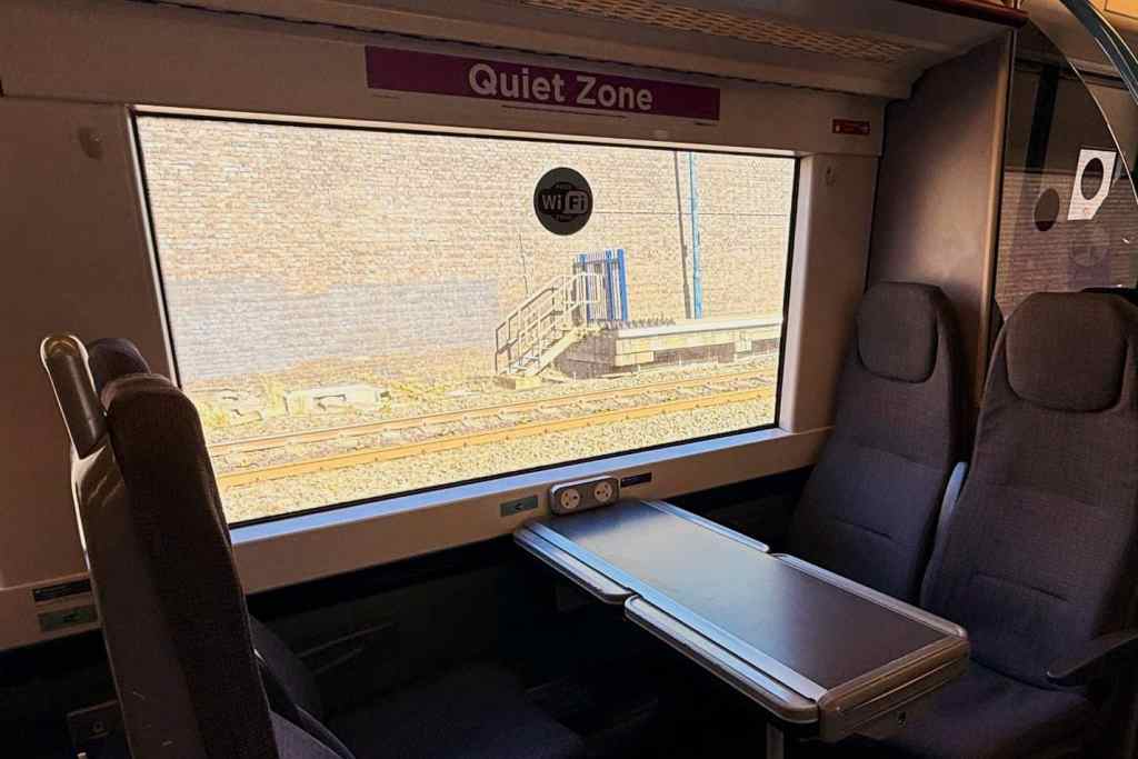Tavolino e sedili accanto al finestrino in una carrozza Quiet Zone di un treno inglese